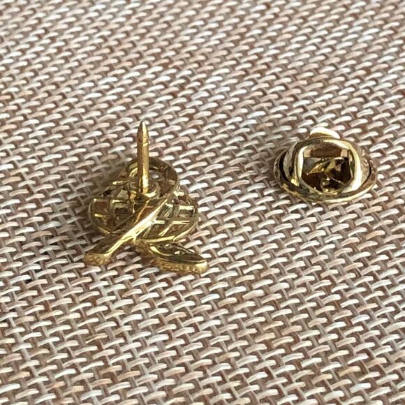 Vintage Avon Walk Around the Work for Breast Cancer Pin - Picture 6 of 16